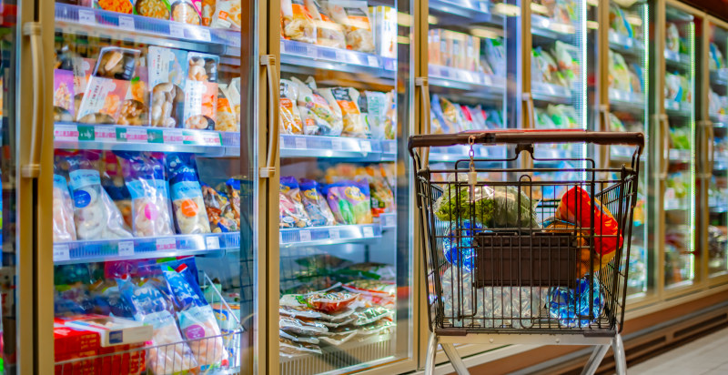 Tiefkühlabteilung im Supermarkt mit vielen Produkten