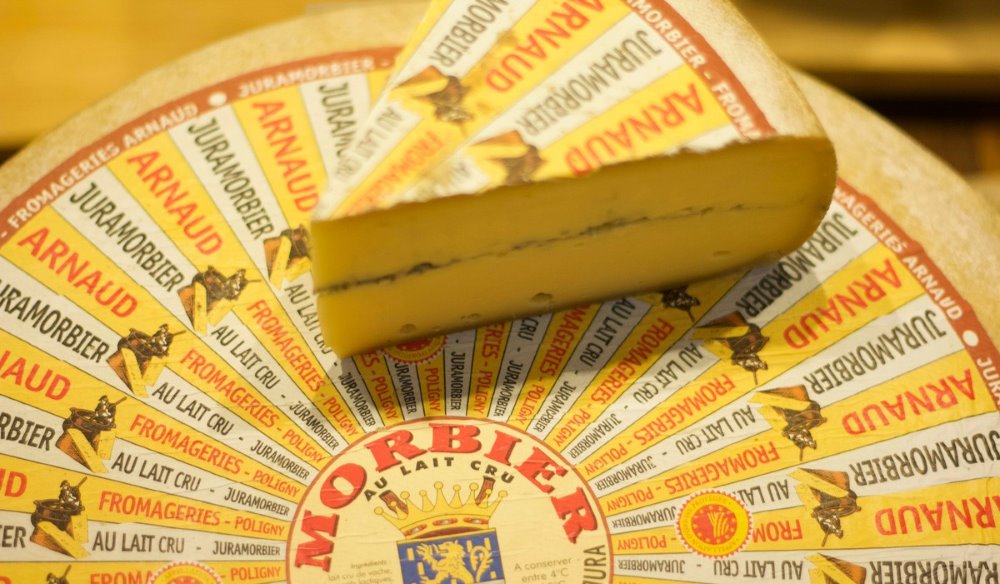 Käselaib und Kreissektion mit Käseaufleger