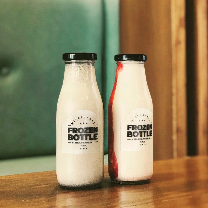 Milchflaschen mit Etiketten