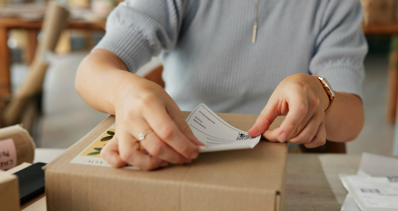 Finden Sie mobile Handgeraete in unserem Sortiment Paket wird mit Etikett beklebt